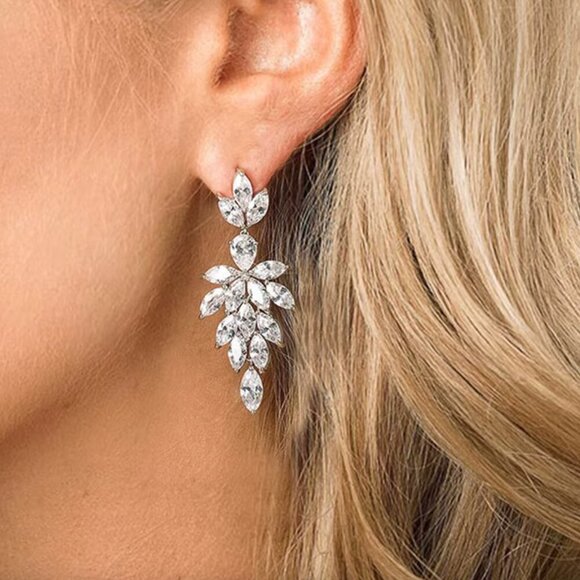 NEW 18k White Gold Diamond Drop Earrings Flower Earrings - Picture 4 of 8